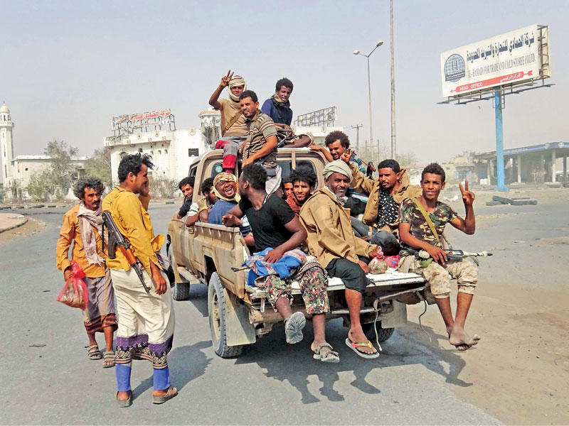 مقاتلون موالون للشرعية في الحديدة أمس (أ ف ب)