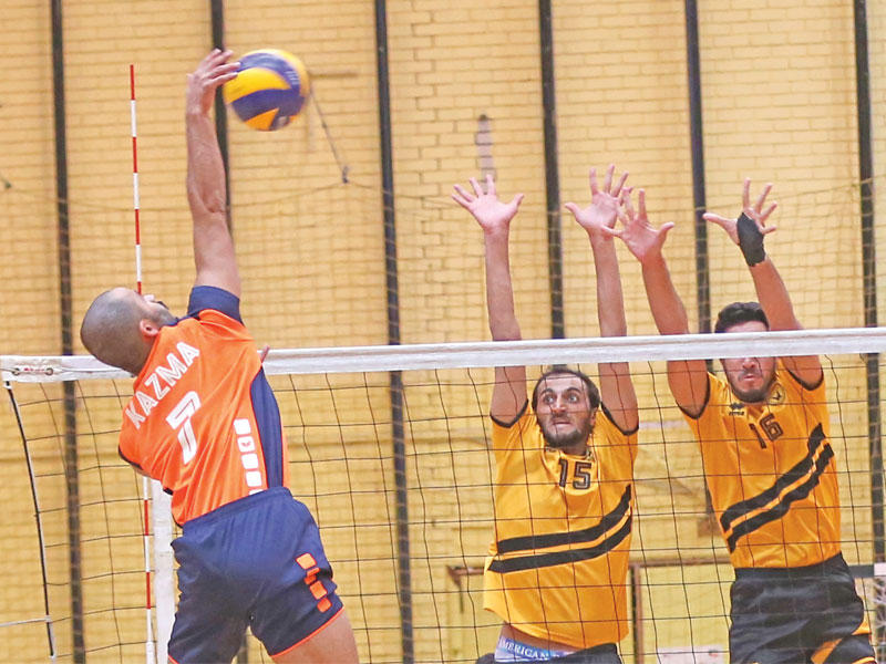 جانب من مباراة القادسية وكاظمة (تصوير جورج رجي)