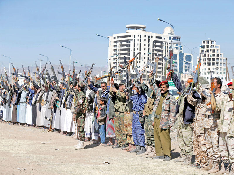 تجمع لمسلحي الحوثي في صنعاء أمس (رويترز)