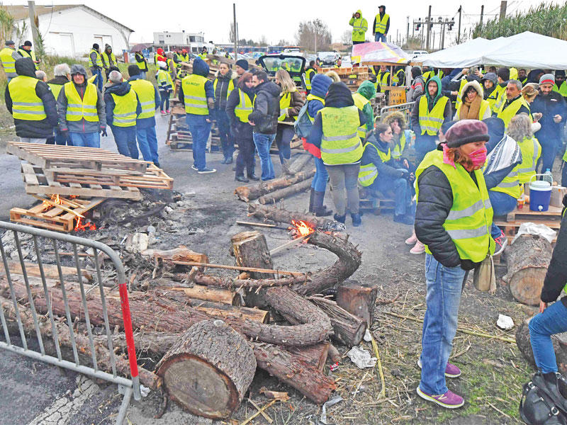 محتجون من «السترات الصفراء» يغلقون أحد الطرق في جنوب فرنسا أمس (أ ف ب)