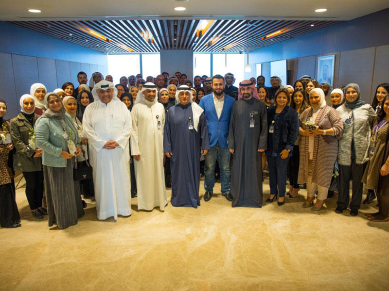 المضف متوسطاً قيادات البنك والموظفين المكرَّمين