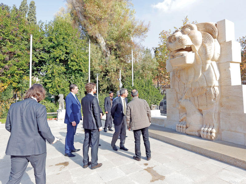 وزير الدولة الفرنسي السابق تييري مارياني والوفد المرافق له يزورون المتاحف الوطنية في دمشق أمس (إي بي إيه)