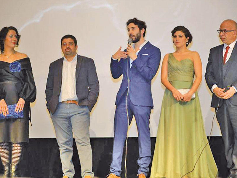 طاقم {ليل خارجي}