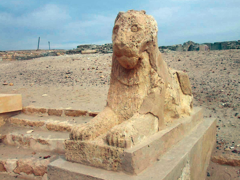 أحد تماثيل الأسد المصنوعة من الحجر الجيري