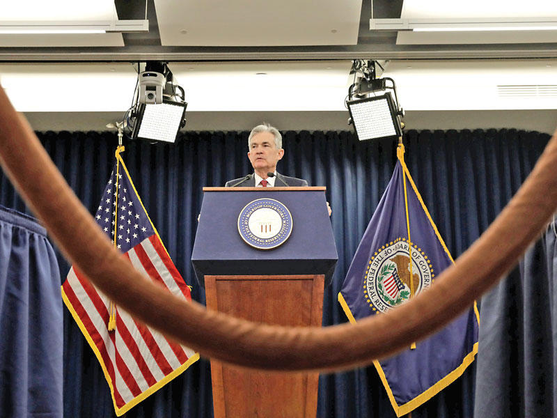 جيروم باول متحدثاً خلال مؤتمر «الفدرالي» أمس الأول (رويترز)