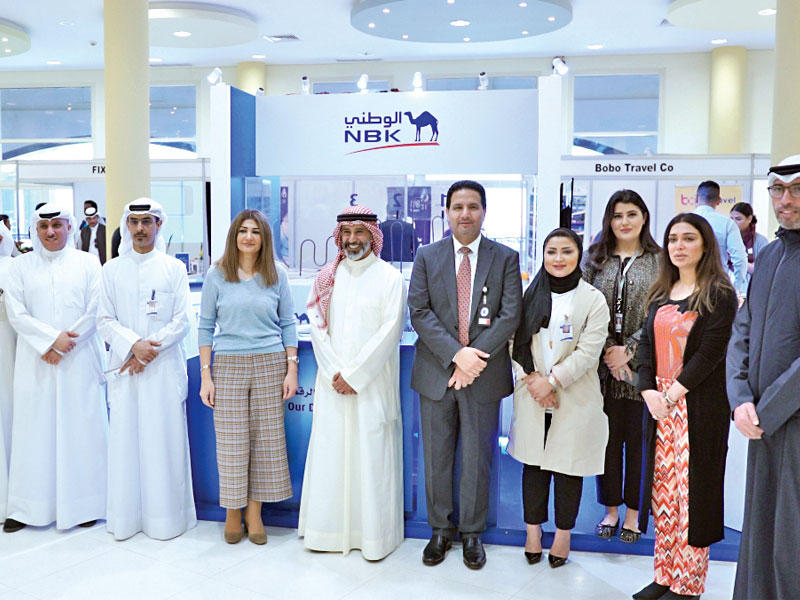 فواز الفليج والشيخ فيصل الجابر الأحمد مع ممثلي البنك والمؤسسة خلال زيارة ركن البنك الوطني