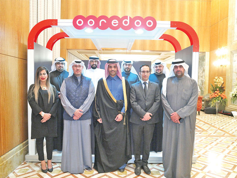 آل ثاني  متوسطاً فريق العمل أمام جناح الشركة خلال الحفل