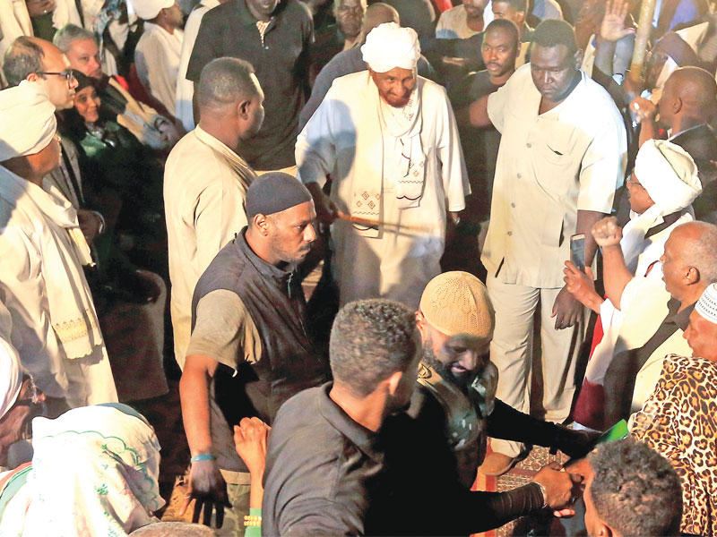 المهدي محاطاً بأنصاره لدى وصوله إلى الخرطوم مساء أمس الأول (رويترز)