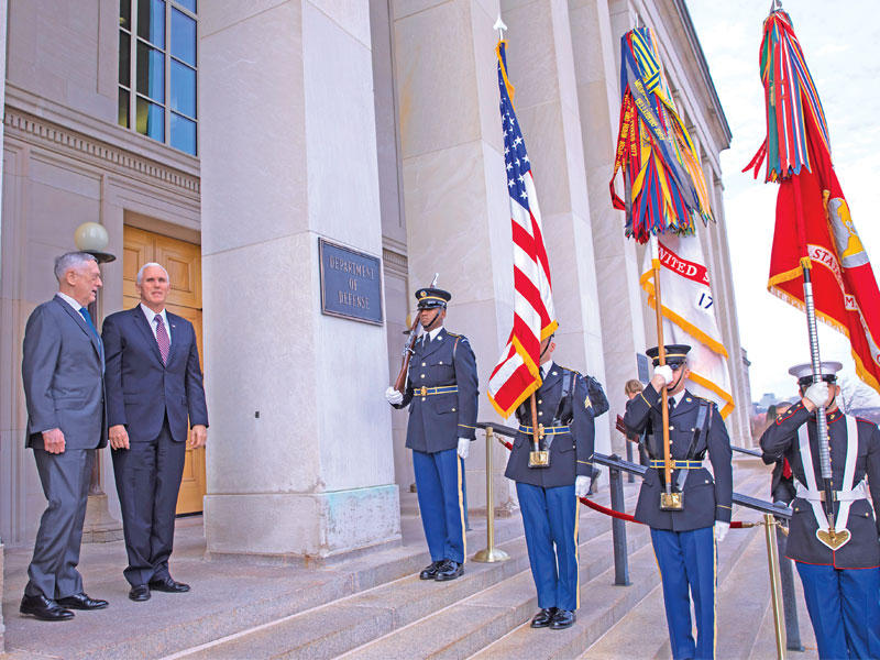 وزير الدفاع الأميركي جيمس ماتيس مستقبلاً نائب الرئيس مايك بنس في البنتاغون أمس الأول 	(إي بي إيه)