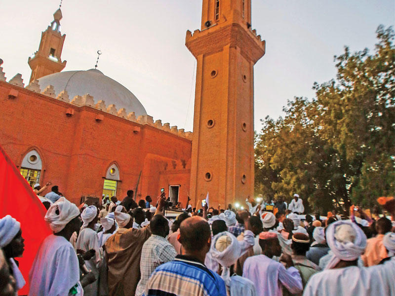 مناصرون للمهدي يرحبون بعودته من الخارج في أم درمان مساء أمس الأول (أ ف ب)