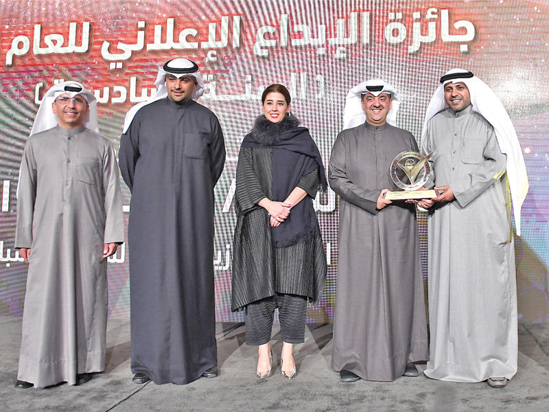 الجبري مُكرّماً الخشتي وفريق «زين» بحضور الخميس 