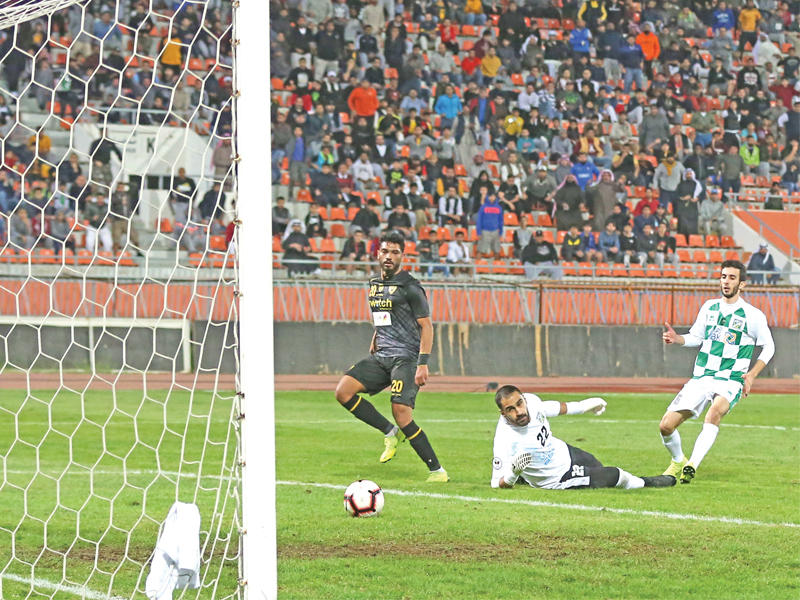 كرة يوسف ناصر تتهادى إلى مرمى العربي تحت أنظار عبدالغفور وأحمد رحيل (تصوير جورج ريجي)