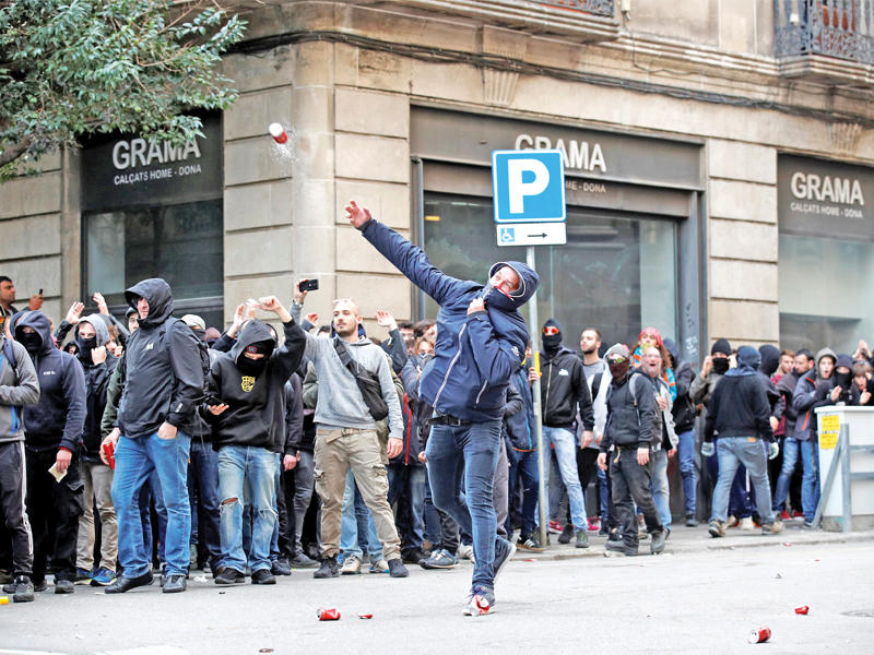 إسباني يلقي علبة بيرة على أمن برشلونة أمس (رويترز)