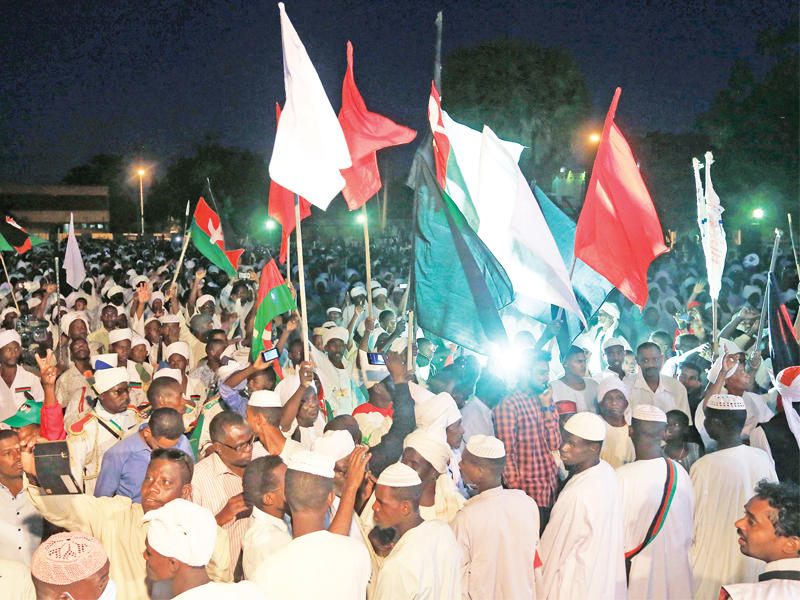 أنصار المهدي يحتفلون بعودته بأم درمان الأربعاء الماضي (رويترز)