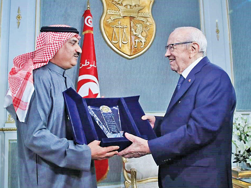 الرئيس السبسي مكرماً الحربي