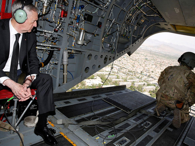 ماتيس يطالع كابول من هليكوبتر في 24 أبريل (رويترز)n