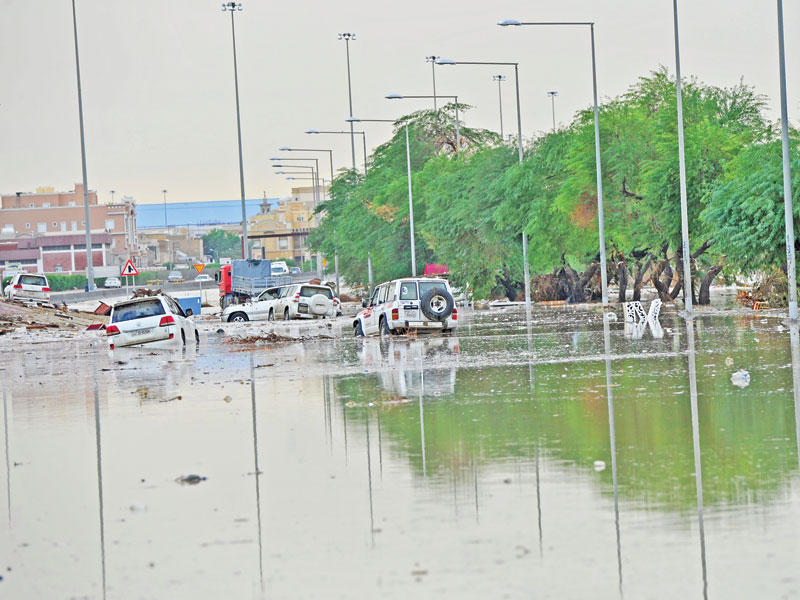 سيارات متضررة جراء الأمطار