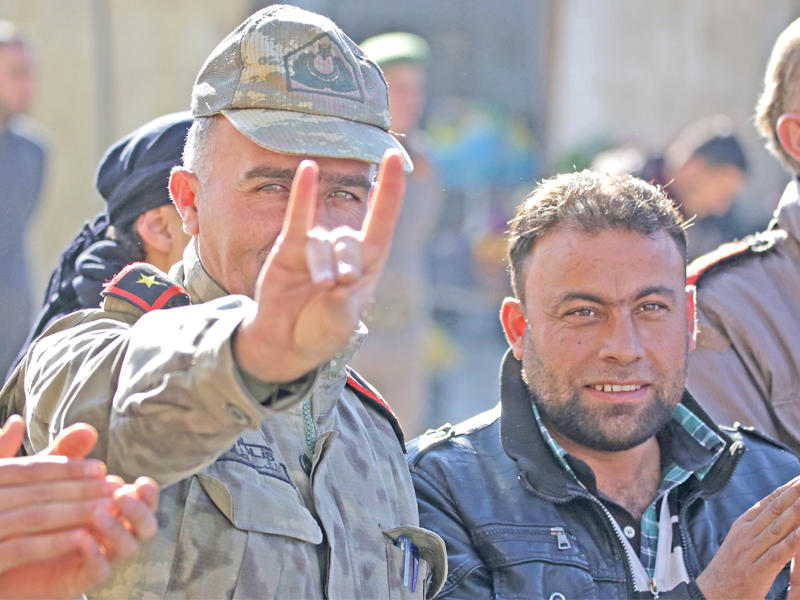 رجل يرتدي زياً عسكرياً تركياً يرفع علامة العثمانيين القوميين المتطرفين خلال تظاهرة في شمال سورية أمس الأول (أ ف ب)