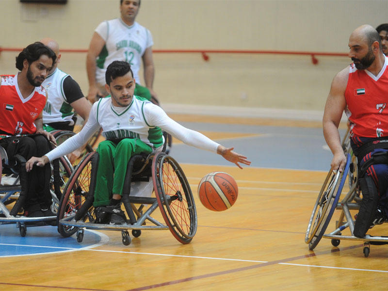 جانب من مباراة السعودية والامارات ضمن منافسات بطولة الخليج التاسعة لكرة السلة على الكراسي المتحركة