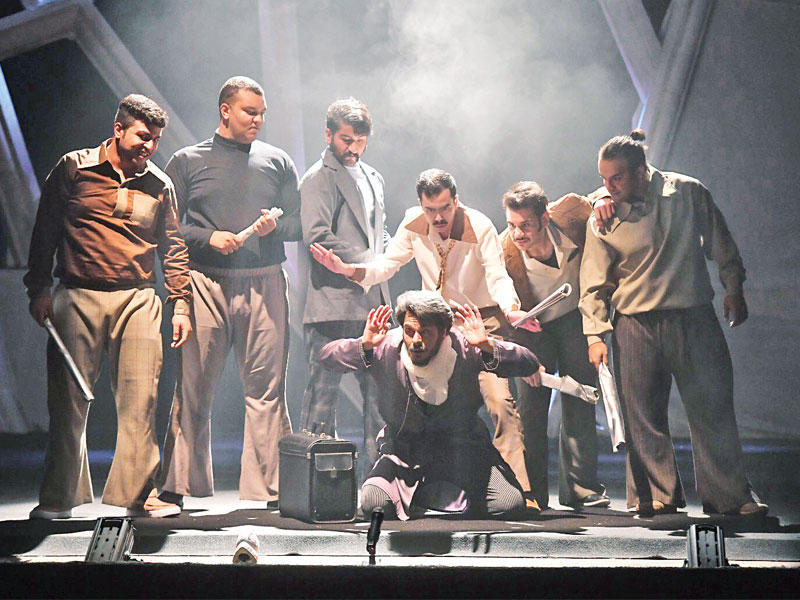 من مسرحية «حقيبة الذكريات» 