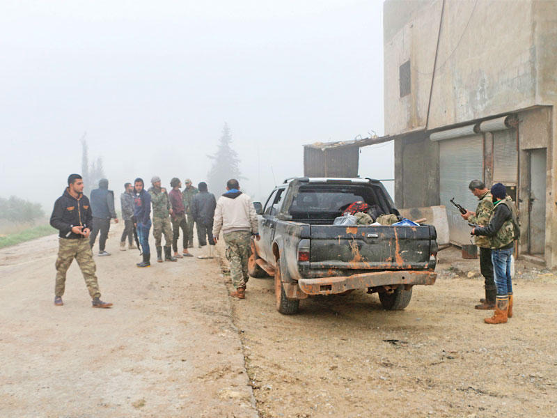 سوريون مدعومون من تركيا قرب جرابلس أمس (أ ف ب)