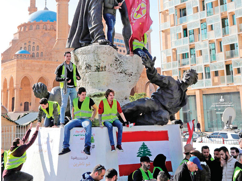 متظاهرون عند تمثال الشهداء وسط بيروت أمس 