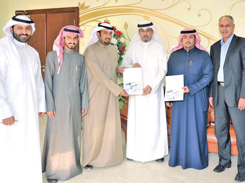 الهاجري خلال تسلمه كشف حساب بزيادة وديعة الجمعية