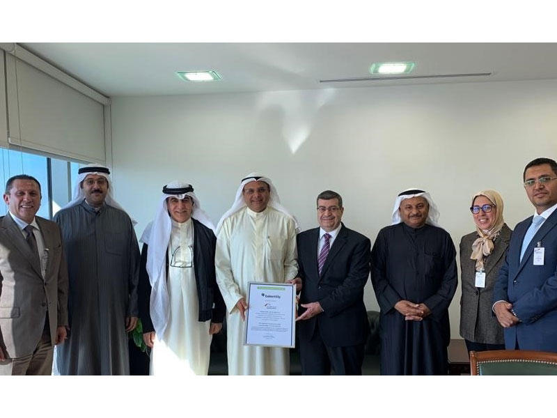 أعضاء شركة بيكر تيلي مع ممثلي البنك