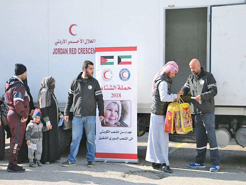 «الهلال الأحمر» خلال توزيع المساعدات