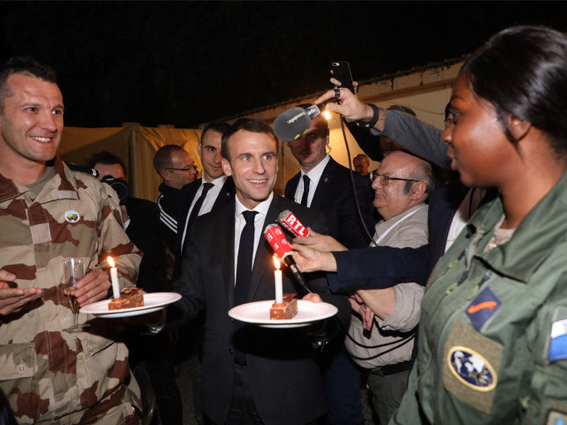 ماكرون يحتفل بعيد ميلاد اثنين من جنوده في مالي أمس الأول (أ ف ب)