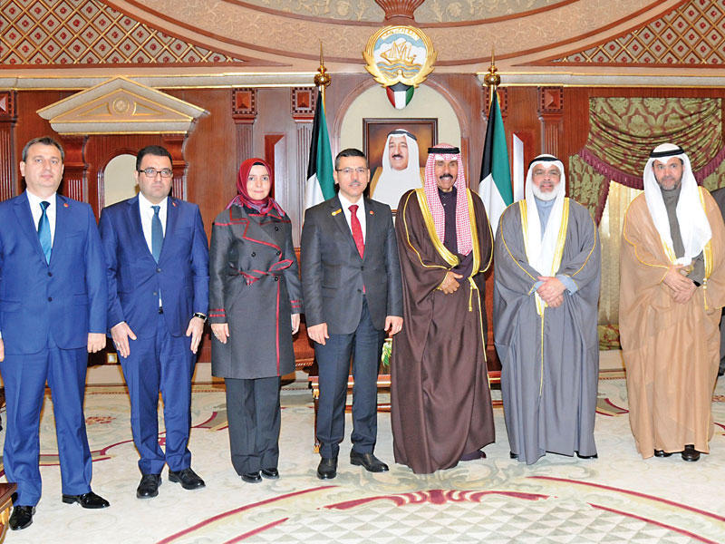 ولي العهد خلال استقباله الصرعاوي ورئيس محكمة الحسابات بتركيا أمس