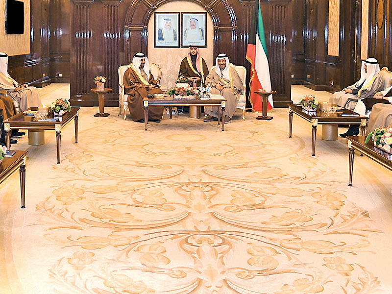 المبارك مستقبلاً الحجرف ووزير المالية البحريني أمس