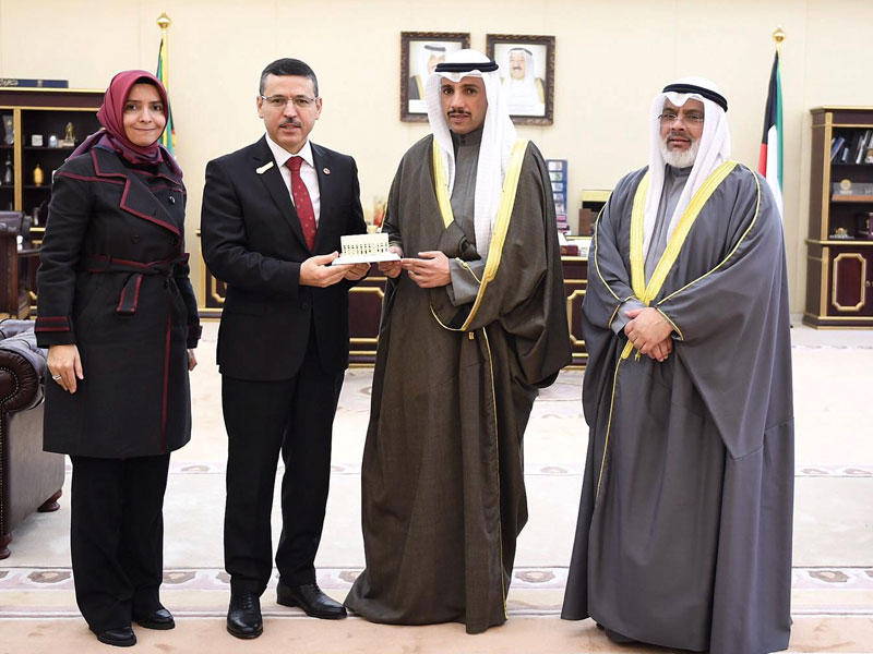  رئيس مجلس الأمة مرزوق علي الغانم خلال استقبال رئيس ديوان المحاسبة بالانابة عادل الصرعاوي يرافقه رئيس محكمة الحسابات التركي سيد أحمد باشا  