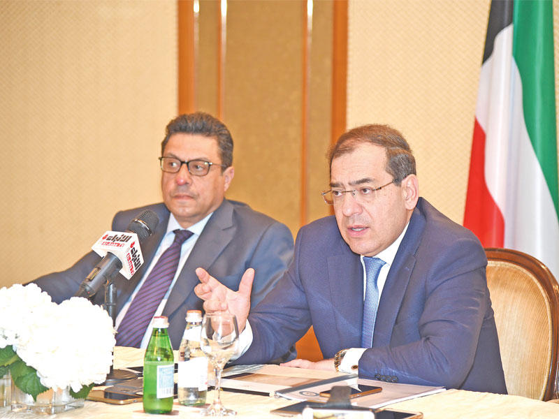 طارق الملا متحدثاً خلال المؤتمر