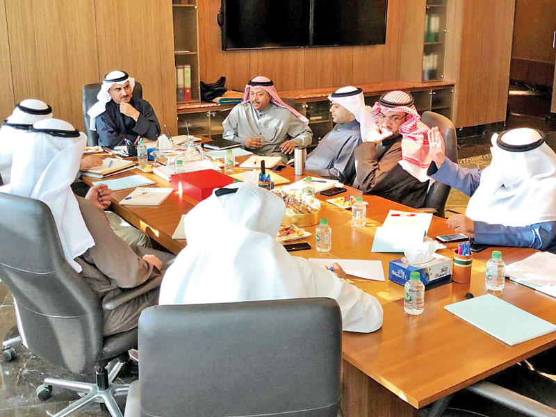 الحربي خلال اجتماعه بوكلاء التربية أمس