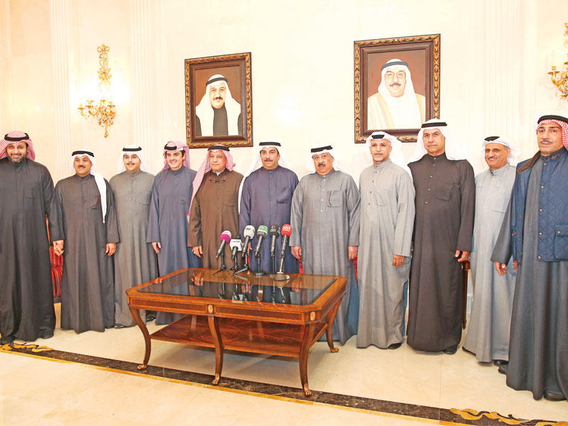 صورة جماعية لقائمة اسرة النادي العربي