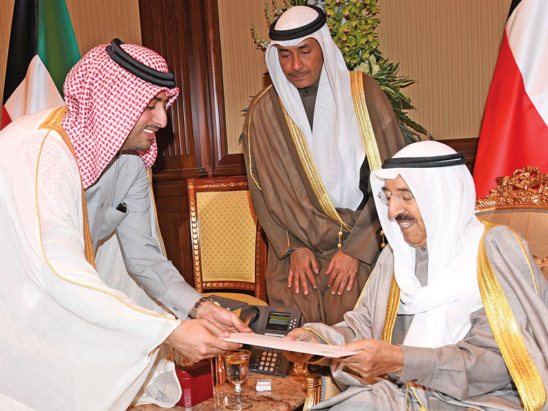 الأمير خلال تسلمه دعوة لحضور افتتاح المبنى الجديد لمتحف قطر الوطني أمس