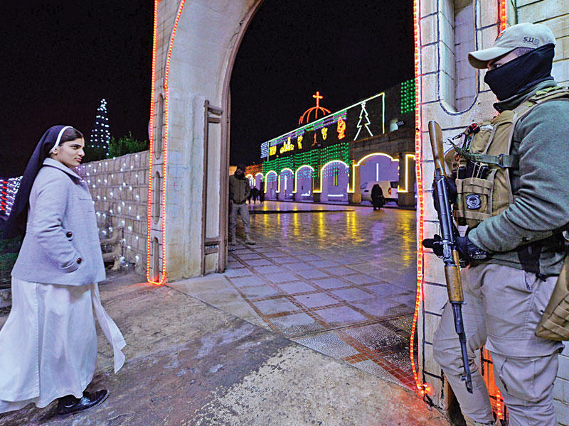 جندي يؤمن كنيسة القديس يوحنا في بلدة قراقوش الآشورية قرب الموصل أمس الأول (إي بي إيه)n