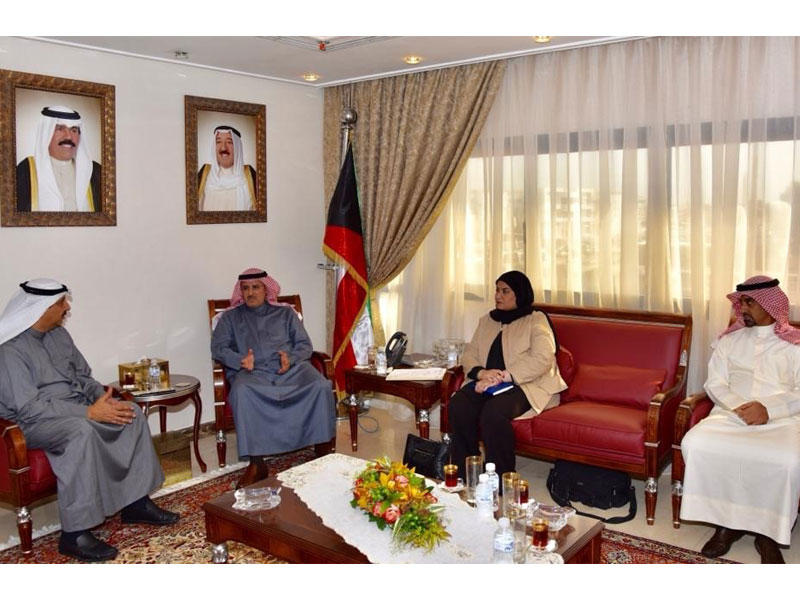 نائب المدير العام لحماية القوى العاملة عبدالله المطوطح خلال اجتماعه مع مساعد وزير الخارجية للشؤون القنصلية سامي الحمد