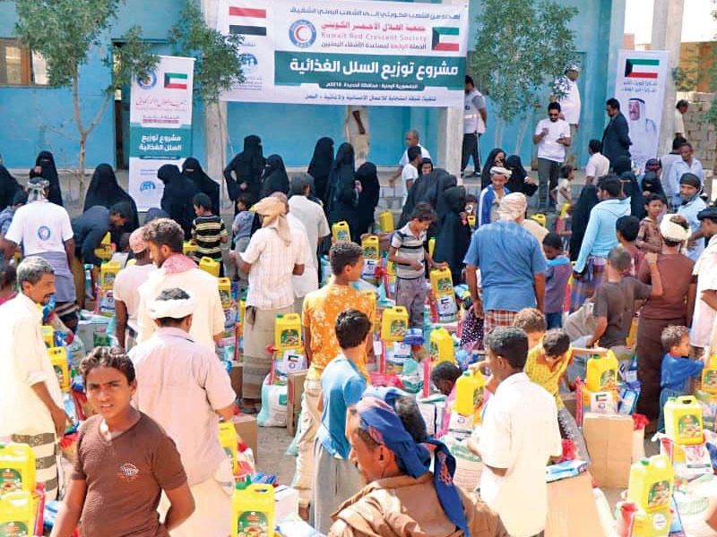 جانب من توزيع السلال الغذائية بالمحافظات اليمنية