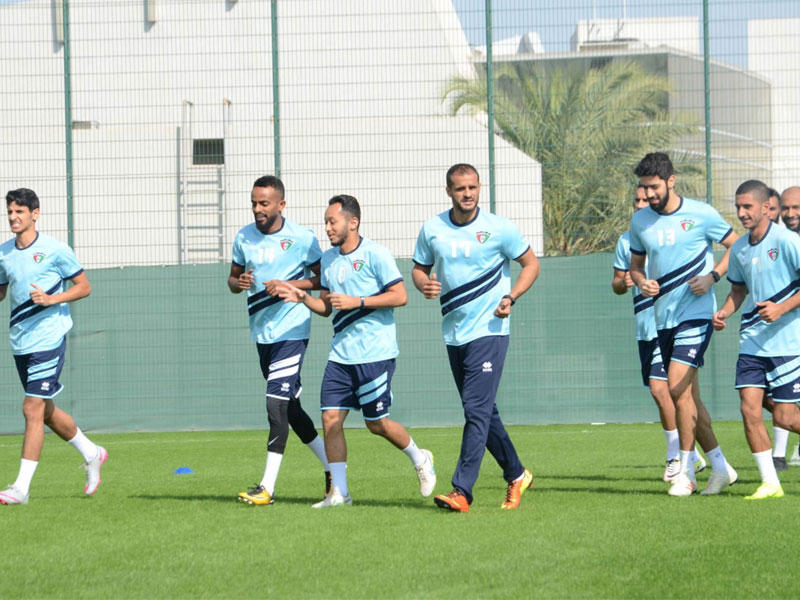 لاعبو الأزرق خلال التدريب