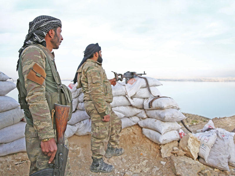 مقاتلان مدعومان من تركيا على جبهة جرابلس أمس الأول  (أ ف ب)