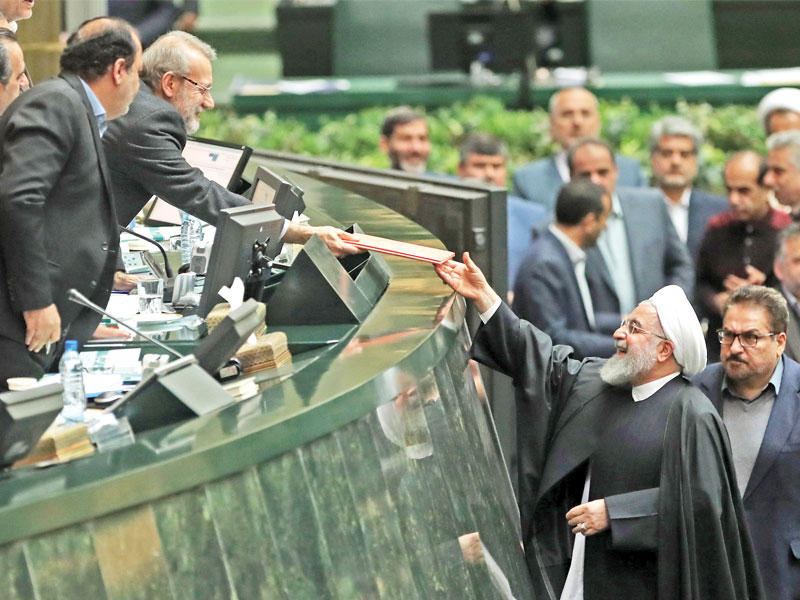 روحاني يسلم رئيس البرلمان علي لاريجاني مشروع الموازنة أمس (إي بي أيه)