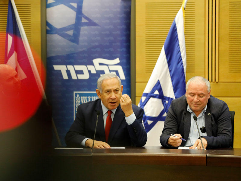 رئيس الوزراء الإسرائيلي بنيامين نتنياهو يتحدث خلال اجتماع لحزب الليكود في الكنيست الإسرائيلي