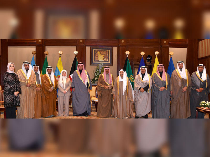 الامير وولي العهد يتوسطان المبارك والوزراء الجدد