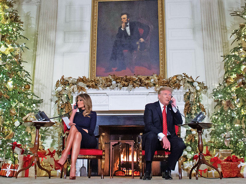 ترامب وزوجته ميلانيا يجيبان عن أسئلة متصلين حول عيد الميلاد في البيت الأبيض مساء أمس الأول (أ ف ب)