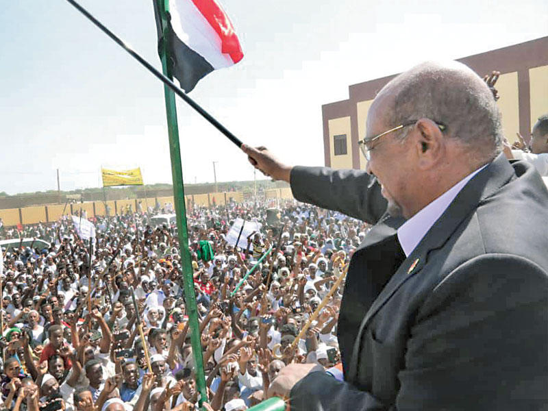 الرئيس السوداني يحيي أنصاره في مدينة ود مدني جنوب ولاية الجزيرة أمس (سونا) 