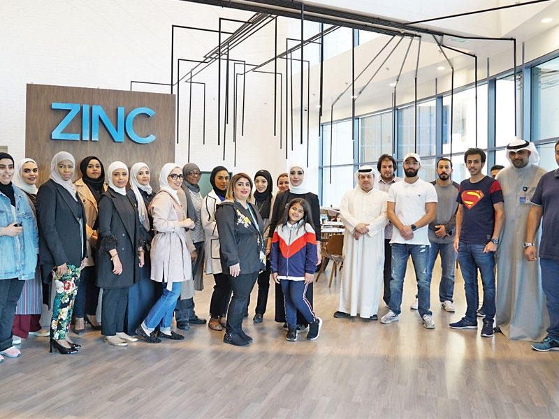 فريق «زين» مع مجموعة من المشاركين في إحدى الورش بمركز زين للإبداع ZINC 