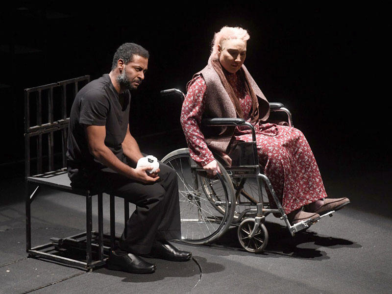 سماح والعميري في مشهد من العمل