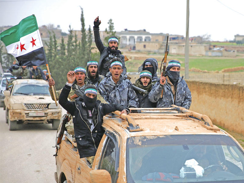 مقاتلون مدعومون من تركيا في طريقهم من جرابلس لمنبج أمس الأول (أ ف ب)